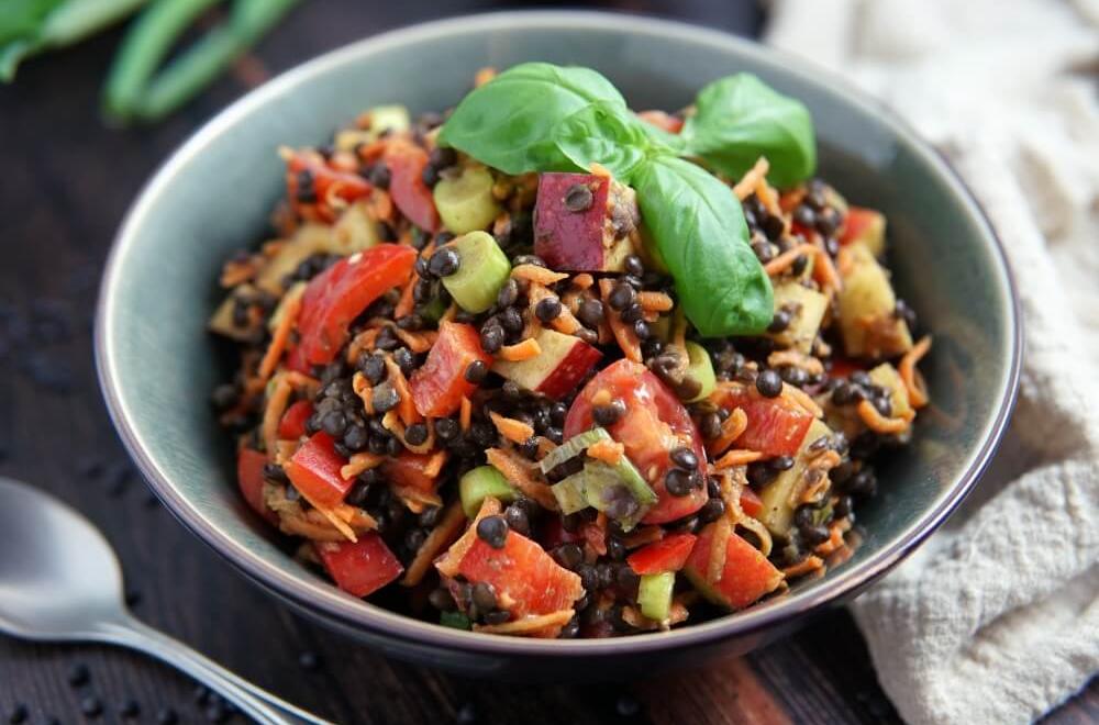 HERBSTLICHER LINSENSALAT MIT BASILIKUM DRESSING